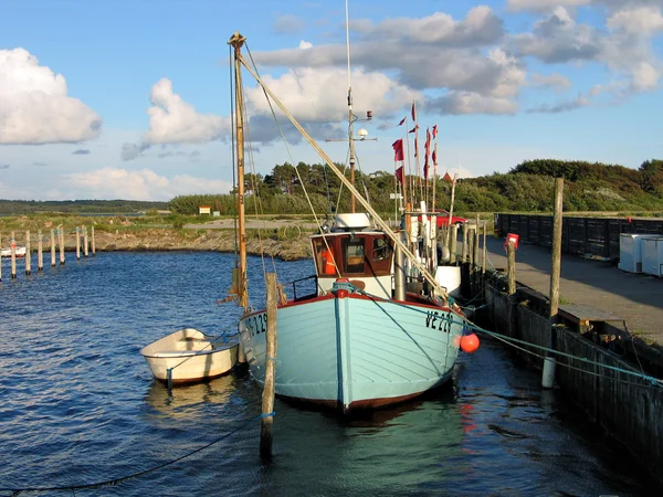 Barevné tradiční rybářské lodi Dánsko — Stock fotografie