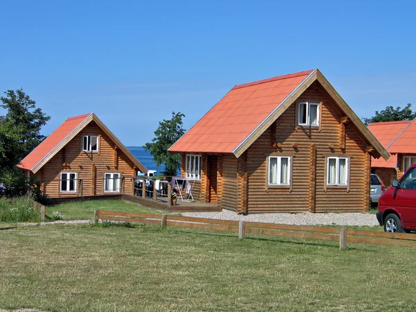木製の丸太の夏の家 - 丸太の家 — ストック写真