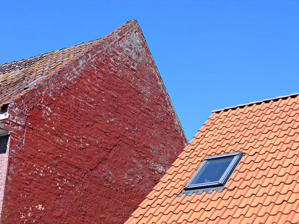 Крыша, плитка и кирпичная стена — стоковое фото