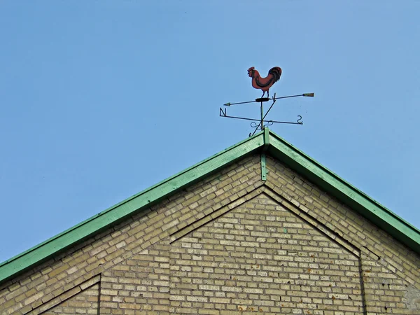 Weathercock vane op een dak — Stockfoto