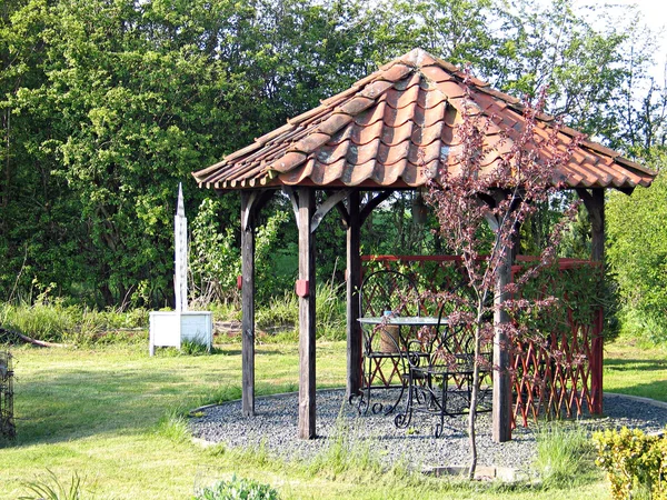 Belle maison jardin pavillon gazebo — Photo