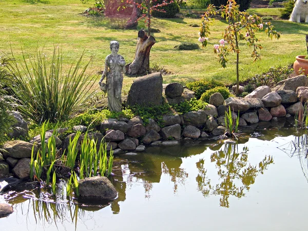 Jardín clásico estanque de peces — Foto de Stock