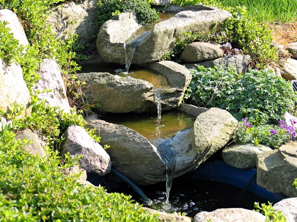 Красивий будинок сад водоспад ставок — стокове фото