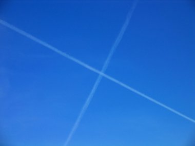 Jet contrails ile gökyüzü hava kavşak