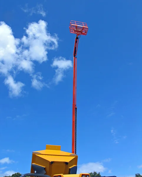 Високий мобільний кран з фоном неба — стокове фото