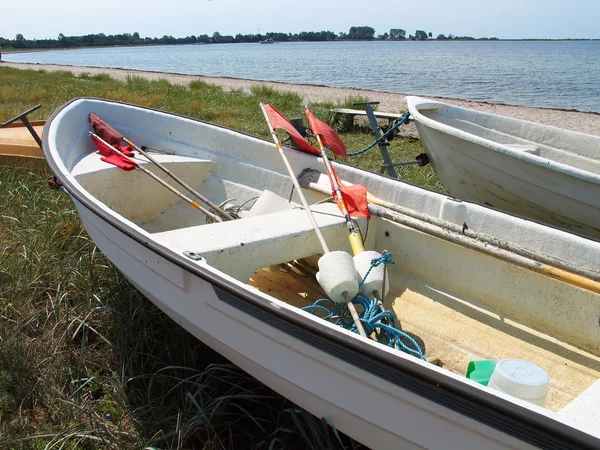 Liten fiskebåt på stranden Danmark — Stockfoto