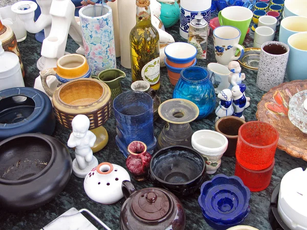 Glass items in flea market — Stockfoto