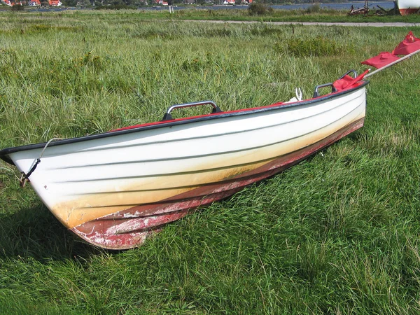 Kleine skiff boot op de kust — Stockfoto