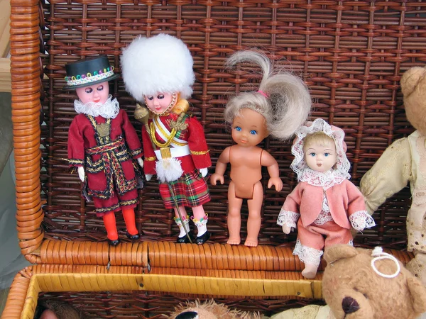 Urval av dockor i en loppmarknad — Stockfoto