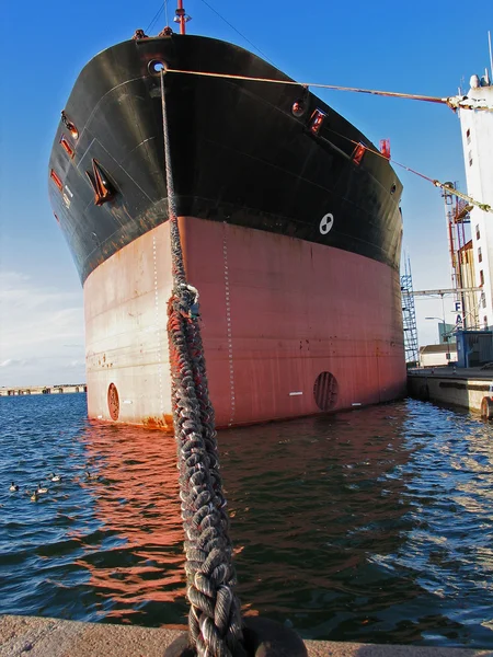 Last båt förtöjd i en port — Stockfoto