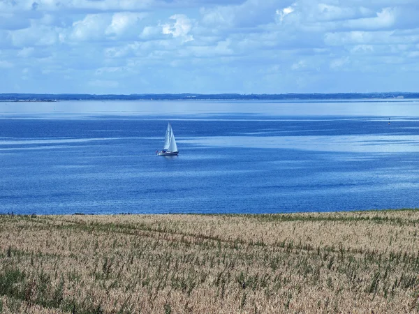 Yate de velero en mar azul claro — Foto de Stock