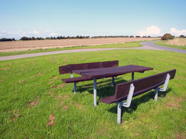 Mesa de picnic al aire libre - relajarse en la naturaleza —  Fotos de Stock