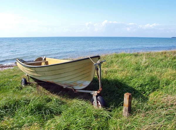 Beach landscape -Skiff boat on the sand — Stock Photo, Image