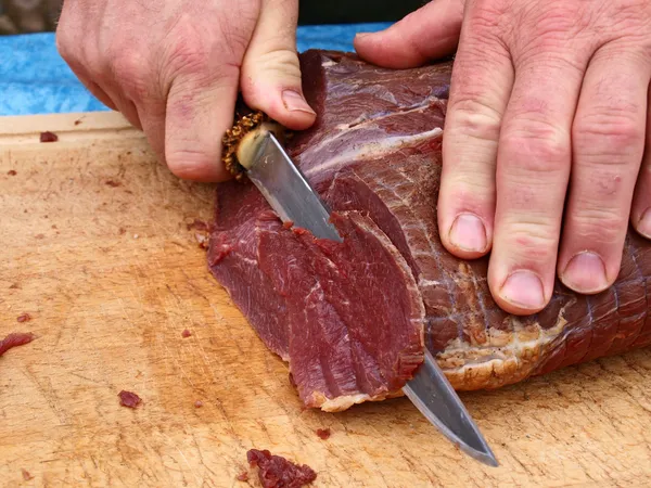 Corte carne assada defumada por um chef — Fotografia de Stock