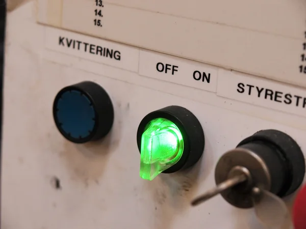 Ligar o interruptor em um painel de controle — Fotografia de Stock