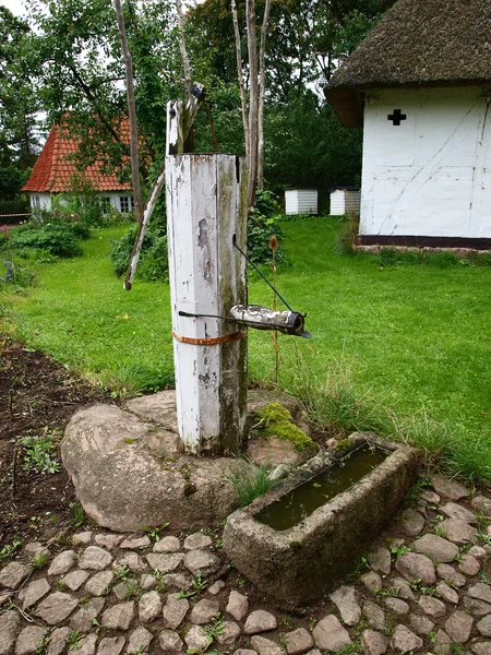 Старый колодезный насос на ферме — стоковое фото