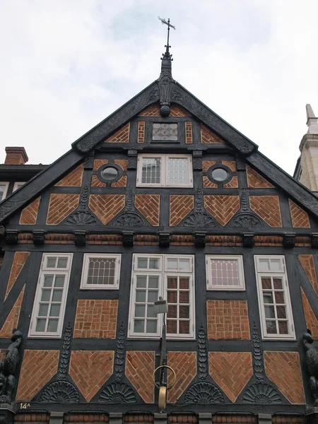 Typisch dekoriertes altes Stadthaus — Stockfoto