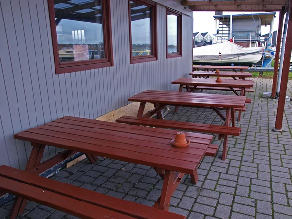 Stół piknikowy na zewnątrz w kempingu — Zdjęcie stockowe