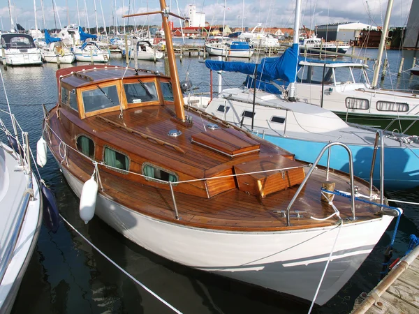 Trä segelbåt — Stockfoto