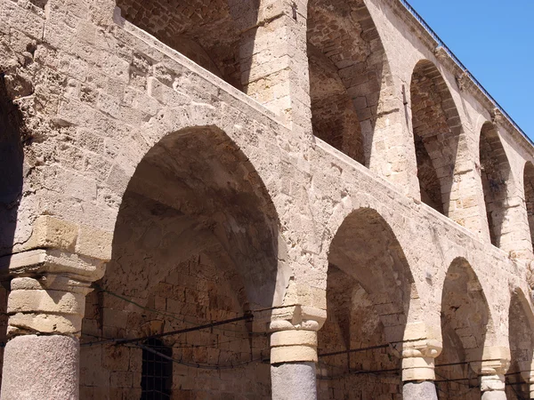 Арабские арки средиземноморского стиля — стоковое фото