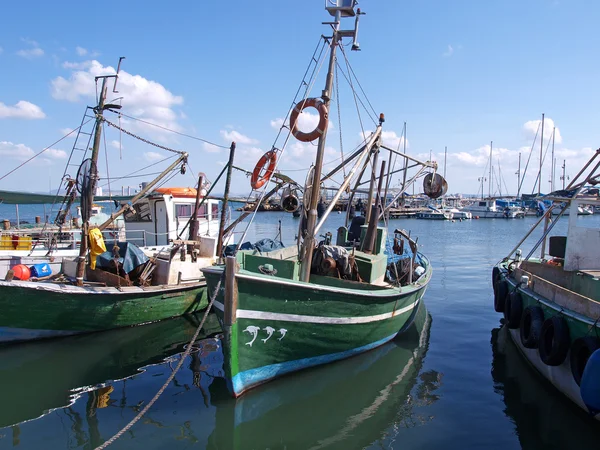 Geleneksel Akdeniz renkli balıkçı tekneleri — Stok fotoğraf