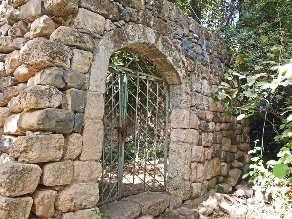 Stará kamenná zeď s kovové dveře — Stock fotografie