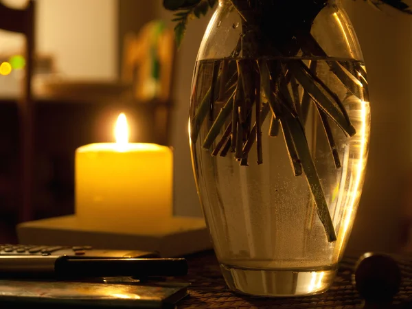 Romantisch kaarslicht met een vaas met bloemen — Stockfoto