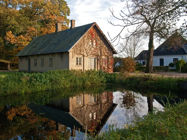 Деревенский дом на озере — стоковое фото