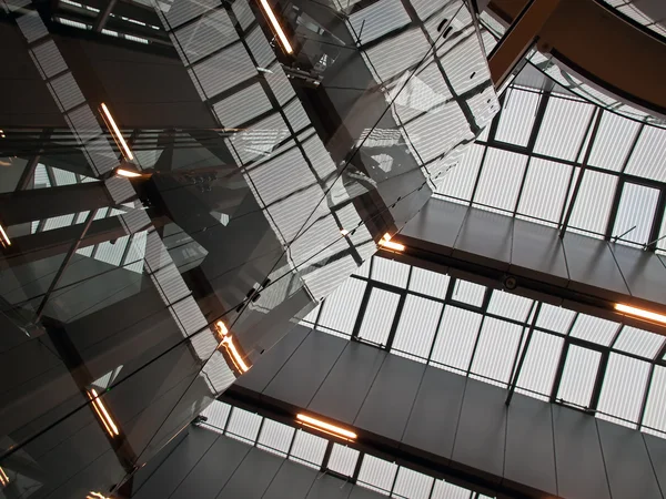 Потолок геометрической абстрактной архитектуры современного офисного здания — стоковое фото