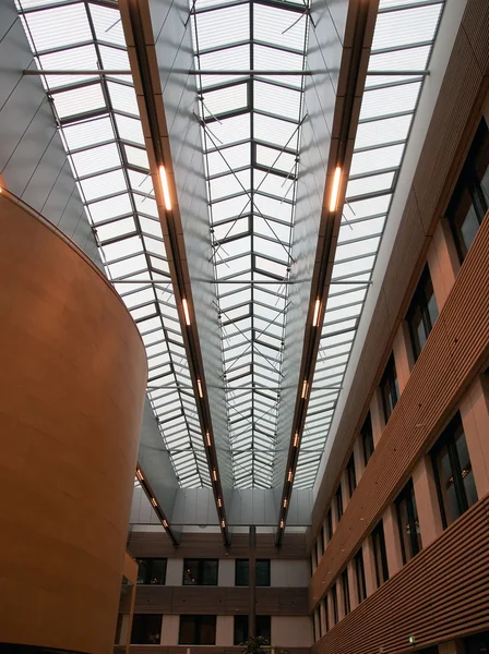 Geometrische plafond van moderne kantoorgebouw — Stockfoto