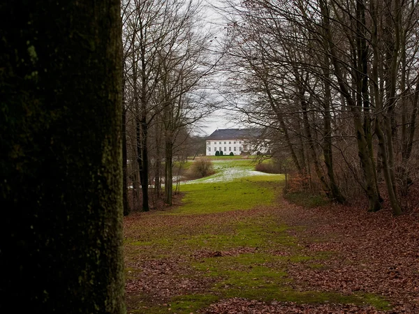 Hermosa granja de campo mansión casa Dinamarca tiempo de invierno — Foto de Stock