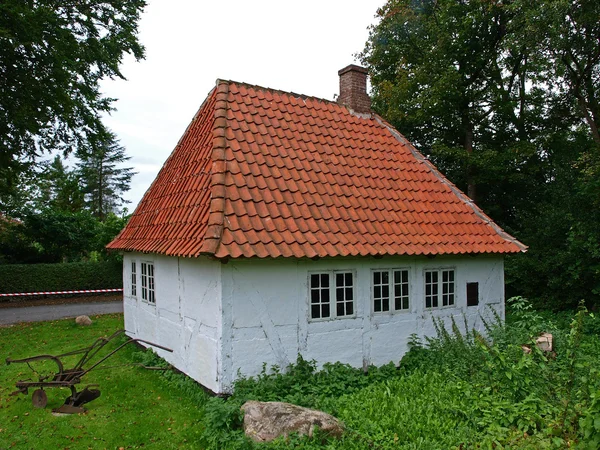 Dinamarquês tradicional pequena casa de campo Dinamarca — Fotografia de Stock