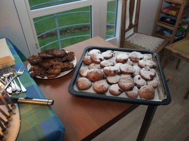 geleneksel hanukkah halka suganuyot ve patates Latkeler