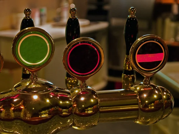 Rubinetti di birra in un pub bar — Foto Stock