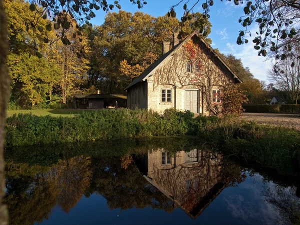 Countryside house by a small lake — Stock Photo, Image