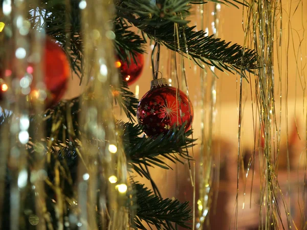 美しいクリスマスの装飾の装飾品をぶら下げ — ストック写真