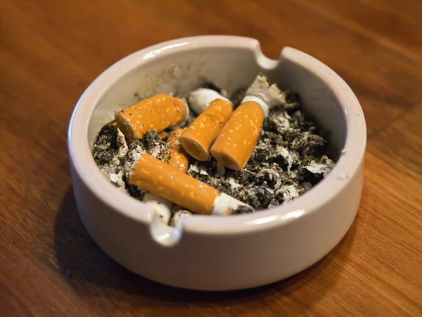 Cinzeiro cheio de pontas de cigarro — Fotografia de Stock