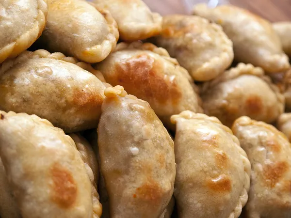 Świeże i chrupiące empanadas argentyński — Zdjęcie stockowe