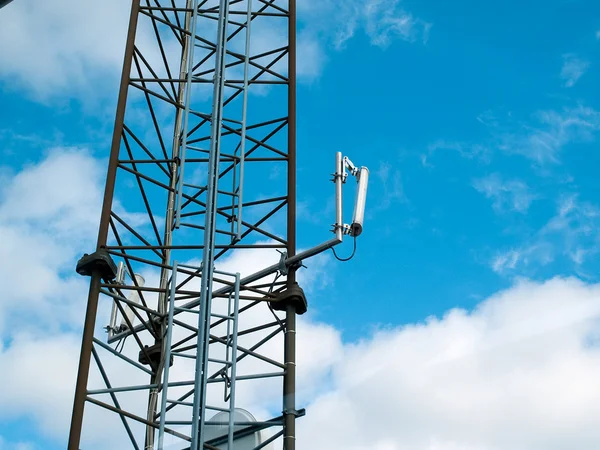 Moderní komunikační věž stožár — Stock fotografie