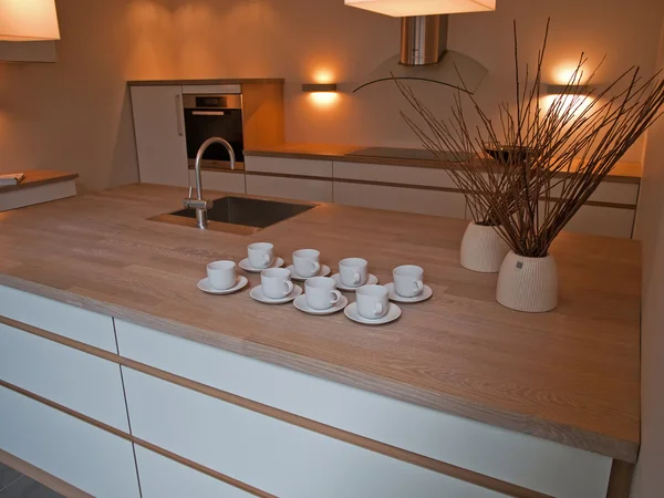 現代のトレンディなきれいなラインの木製の台所を設計します。 — ストック写真