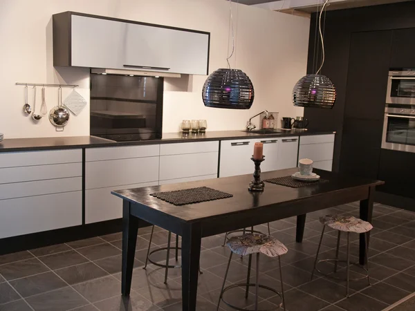 Moderna och trendiga design svart och vitt kök — Stockfoto