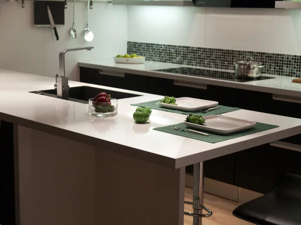 Estilo moderno design moderno cozinha em preto e branco — Fotografia de Stock