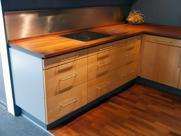 Cozinha de madeira de design de estilo moderno — Fotografia de Stock