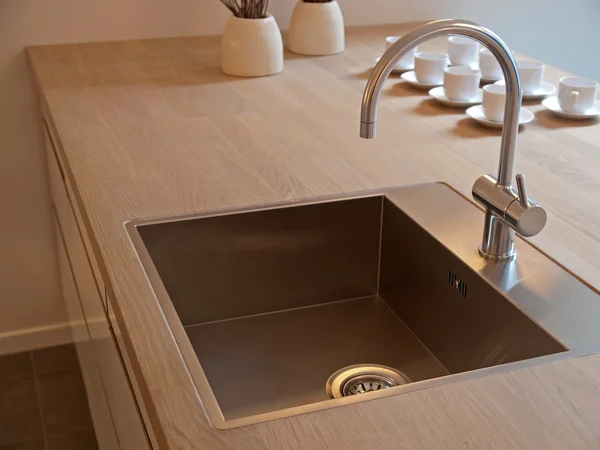 Détails de l'évier de cuisine moderne avec robinet — Photo