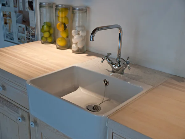 Details der modernen klassischen Küchenspüle mit Wasserhahn — Stockfoto