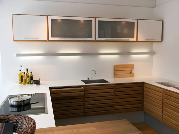 現代のトレンディなきれいなラインの木製の台所を設計します。 — ストック写真