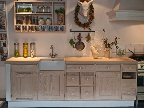 モダンなネオ ・ クラシカルなデザイン木製の国の台所 — ストック写真