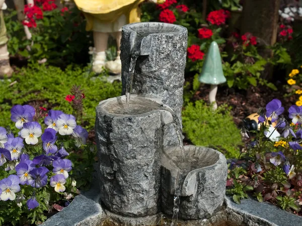 Bella casa giardino granito stagno cascata — Foto Stock