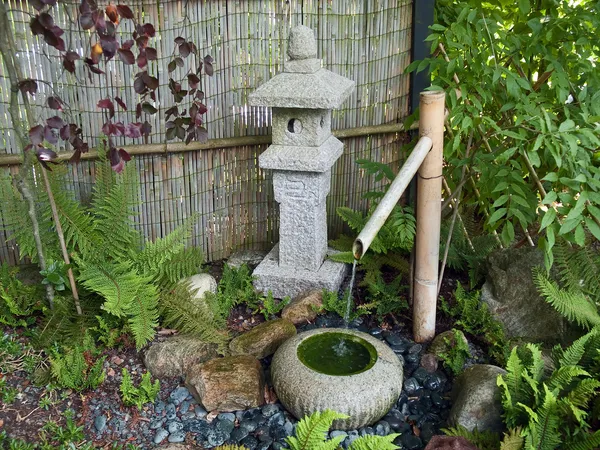 Hermoso jardín japonés cascada decorativa — Foto de Stock