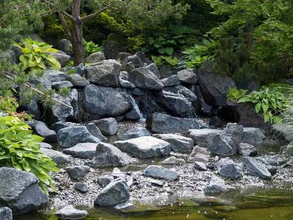 Гарний сад водоспад - падаючої води — стокове фото